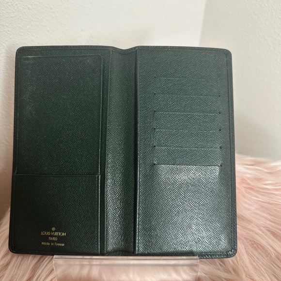 Louis Vuitton 💯% authentic.long wallet taiga leather and Clutch w/ luggage tag - Picture 5 of 8